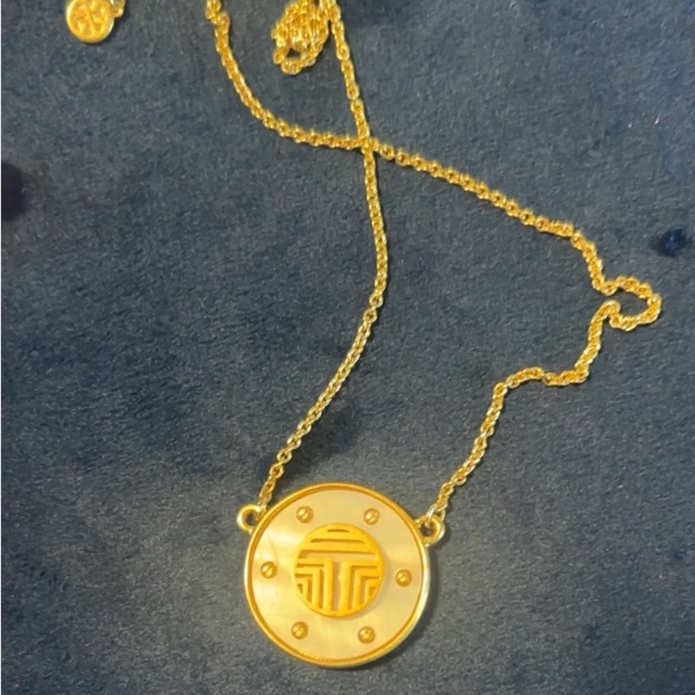 New Tory Burch Beautiful Gold and Mother of Pearl Kira Necklace - Picture 2 of 5